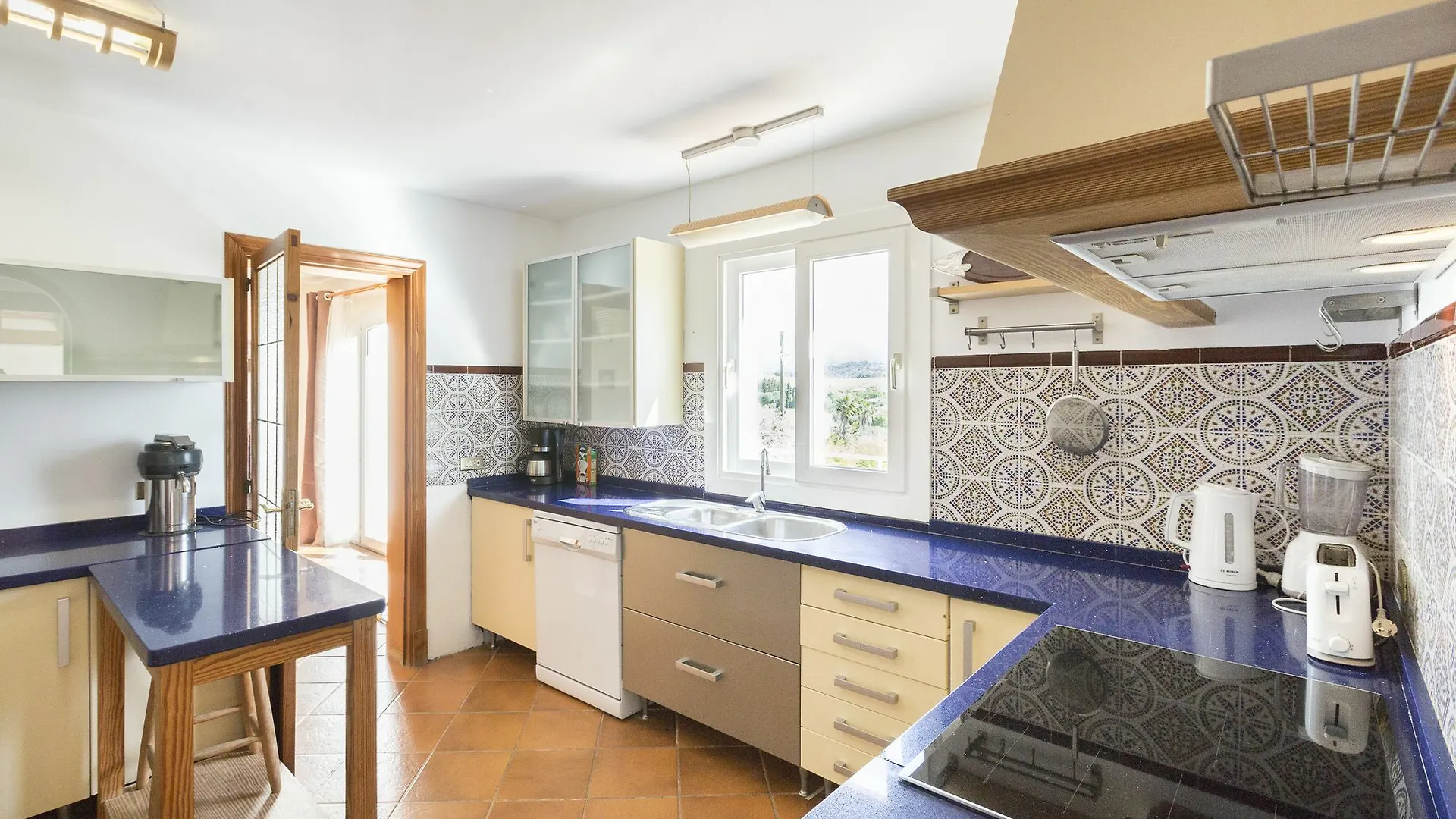 Semesterbostad Casa Blanca Villa Establiments